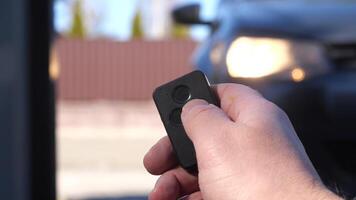 close-up remote control closes the entrance automatic gate using radio control video