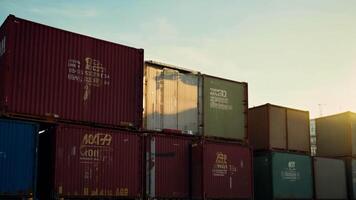 porta containers enorme Porto carga carga recipiente doca navio transporte guindaste descarregando envio internacional distribuição exportação importar comércio mar oceano transporte dentro a baía naval video