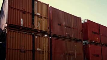 porta containers enorme Porto carga carga recipiente doca navio transporte guindaste descarregando envio internacional distribuição exportação importar comércio mar oceano transporte dentro a baía naval video
