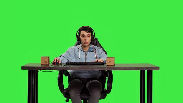 pov de jugador consiguiendo enfocado jugando en línea juegos en ordenador personal, utilizando teclado como control S y tiene divertido con gratis tiempo. mujer jugador participativo en tirador concurso en computadora. cámara b. foto