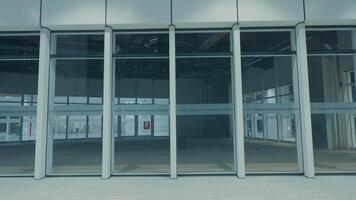 moderne vide bâtiment façade avec verre les fenêtres video