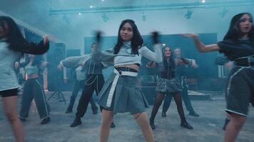 dinâmico dança desempenho dentro estúdio video