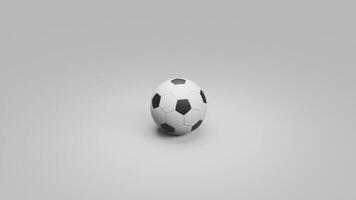 une 360 degrés vue de un Football football balle, capturé de une côté vue légèrement au-dessus de, ensemble contre une gris Contexte. survol fermer video