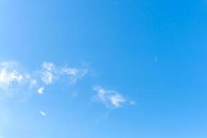 bajo ángulo ver de hermosa azul cielo con extraño forma de nubes en el Mañana o noche usado como natural antecedentes textura en decorativo Arte trabajo foto
