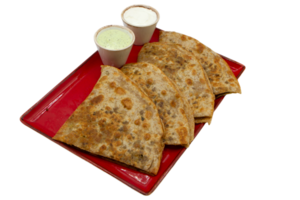 Palak paratha butter on spinach paratha , parantha ,chapati Indian flatbread roti made from spinach served in golden plate with yogurt mint dip, mango png