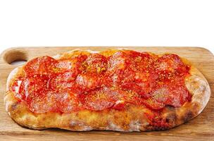 hecho en casa tomate focaccia en de madera tablero foto