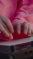 mãos pressionando botões em música controlador com Rosa luz de fundo video