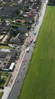 Antenne Aussicht von ein beschäftigt Kanal im Giethoorn, das Niederlande video