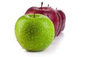 maroon apples lined up in a row and green apple closeup photo