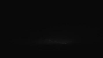 noche brillante relámpago en el oscuro cielo con nubes video