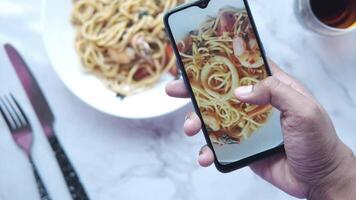 How to use the camera on your smartphone to take a photo of your food video