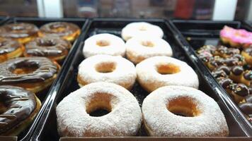 un monitor de rosquillas en un panadería video