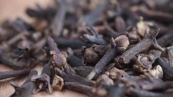 Cloves are used in many different ways video