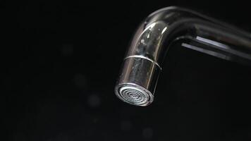 uma fechar acima do uma torneira com uma água corrente chegando Fora do isto video