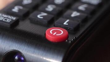 un' vicino su di un' a distanza controllo con un' rosso pulsante video