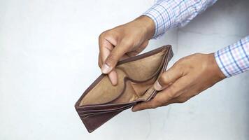 A man holding an empty wallet video