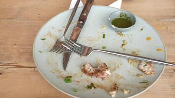 une sale assiette avec une fourchette et couteau sur il video