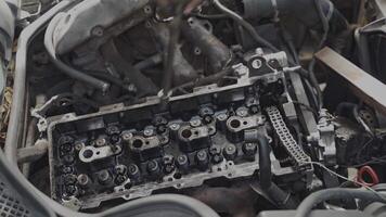 The procedure for tightening the cylinder head bolts. Start pressure testing with a torque wrench from the middle of the engine. Detailed shot of a carburetor engine without valve cover. video