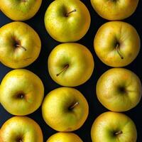 A bunch of apples are arranged in a row photo