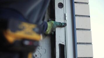 Installation of plastic windows master uses level video