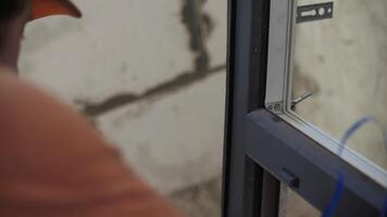 Master attaches the insulation to the window frame video