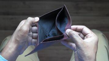 A man holding an empty wallet video