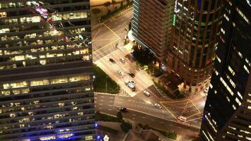 un ciudad calle a noche con un lote de edificios video