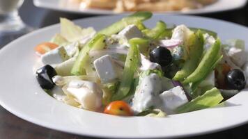 une assiette de salade avec Olives, concombres et feta fromage video