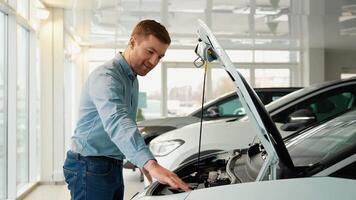 Car blogger demonstrates defects in a new machine video
