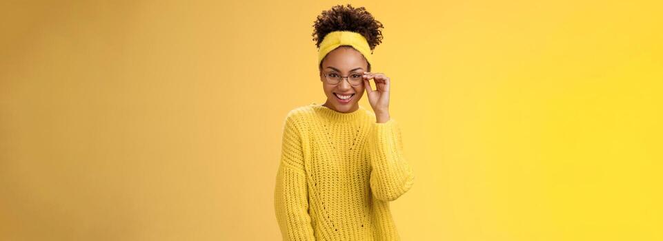 atractivo simpático carismático hembra programador Interfaz desarrollador sonriente en general cheque lentes nariz Mira confidente suerte tener excelente idea mejorar aplicación trabajabilidad, en pie amarillo antecedentes foto