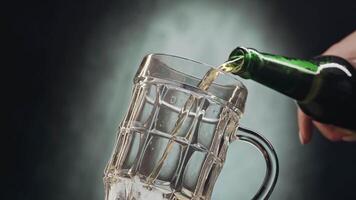 gieten verfrissend drank in een ijzig glas met een glinsterend achtergrond in een knus instelling Bij nacht video