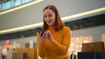 contento satisfecho sorprendido niña caucásico hembra mujer comprador cliente cliente participación teléfono dispositivo compra tienda descuento devolución de dinero Teléfono móvil disfrutar oferta móvil en línea compras solicitud centro comercial Tienda foto