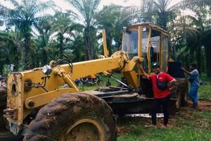 Kalimantan Timur, Indonesia 11 September 2024. The grader machine used to level the road is in operation photo