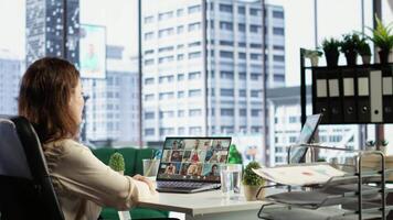 com poder mulher diretor participa dentro uma global o negócio conferência, exibindo dela Liderança Habilidades e comprometimento para ficando adiante do indústria tendências. discutir com investidores grupo. Câmera b. video