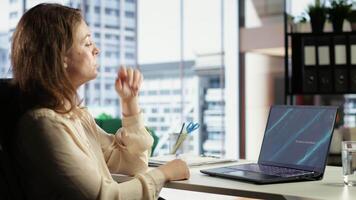 mulher geral diretor gerenciando múltiplo expansão projetos, exibindo dela multitarefa habilidades, organizacional e Liderança habilidades. CEO trabalhando com comprometimento para o negócio sucesso. Câmera b. video