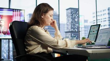 ambicioso fêmea líder em desenvolvimento uma Novo o negócio plano, exibindo dela perícia dentro alvo análise, estratégico pensando e comprometimento para alcançar companhia Objetivos. decisão fazendo. Câmera uma. video