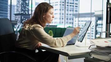 determinado mulher diretor em desenvolvimento uma Novo o negócio plano, exibindo dela perícia dentro alvo análise, estratégico pensando e comprometimento para alcançar companhia Objetivos. decisão fazendo. Câmera uma. video