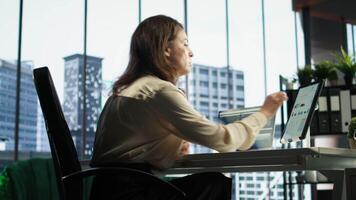 mulher geral diretor gerenciando múltiplo expansão projetos, exibindo dela multitarefa habilidades, organizacional e Liderança habilidades. CEO trabalhando com comprometimento para o negócio sucesso. Câmera uma. video