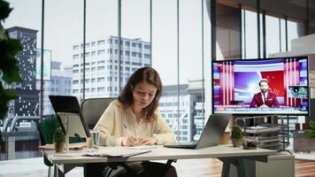 kvinna ledare med verkställande kraft signering arbete kontrakt och godkännande anställda förfrågningar, dagligen pappersarbete uppgifter för produktivitet. tillstånd för lämna begäran eller licens avtal. kamera b. video