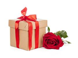 caja de regalo y Rosa aislado en el blanco foto