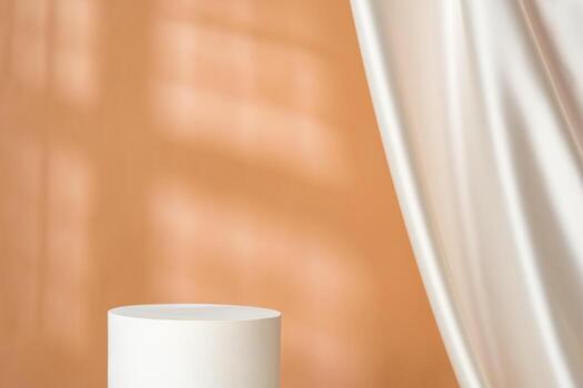 minimalista decoración presentando un blanco cilindro y cubierto tela en un cálido interior con suave Encendiendo foto