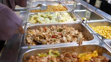un buffet con muchos diferente tipos de comida en eso video