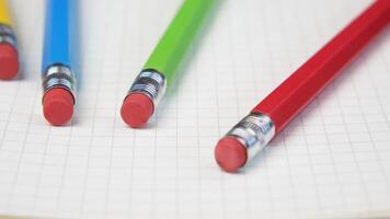 quatre coloré des crayons sur une carnet video
