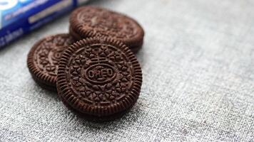 Oreo cookies and a blue wrapper video