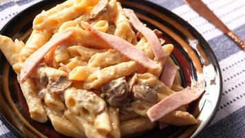 Ham and cheese macaroni and cheese video