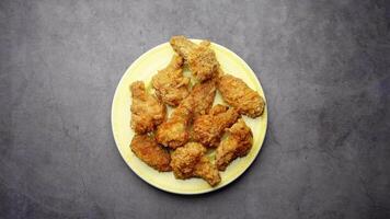 Fried chicken wings on a plate on a gray background video