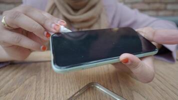 cleaning mobile phone display for preventing virus video