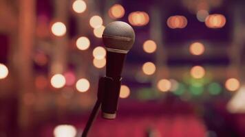 microphone dans concentrer à un vieux opéra maison pendant une performance video