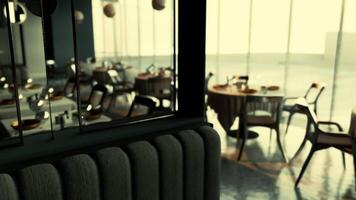 esvaziar restaurante com acolhedor mesas esperando para convidados durante a dia video
