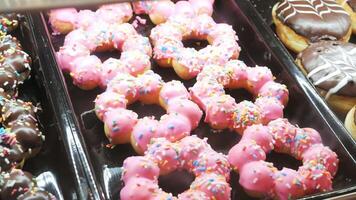 un monitor de rosquillas con asperja y rosado Crema video